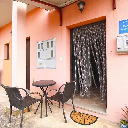 Sandra 1335 Lägenhet Pula