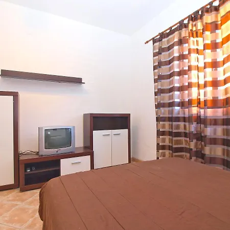 Sandra 1335 Apartment *
